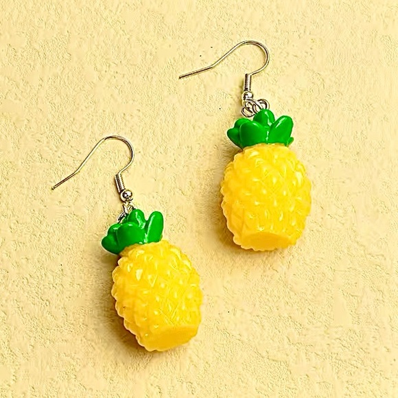 ❌SOLD❌ Pineapple Fruit Shaped Plastic Pendant Drop Dangle Earrings NEW - Picture 2 of 4